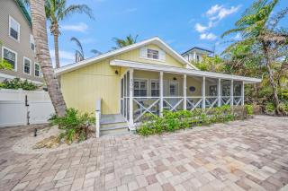 Coconut Lagoon - Lovely Historic Renovated Cottage wHuge Heated Pool Backyard OasisCabanaBar - 9