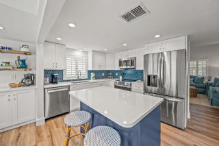 Coconut Lagoon - Lovely Historic Renovated Cottage wHuge Heated Pool Backyard OasisCabanaBar - 7