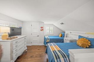 Coconut Lagoon - Lovely Historic Renovated Cottage wHuge Heated Pool Backyard OasisCabanaBar - 5