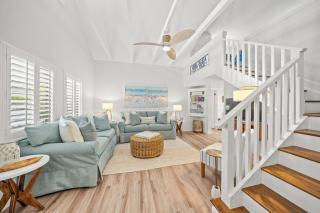 Coconut Lagoon - Lovely Historic Renovated Cottage wHuge Heated Pool Backyard OasisCabanaBar - 4