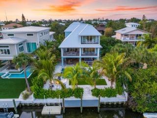 AcquaLuxe - Exquisite 2022 Lux Canal Home w Outdoor Oasis Pool Spa Dock SUP Kayaks Fire Pit - 6