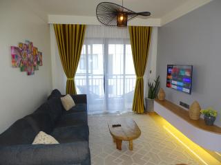 Cozy Top-Floor Apartment with Balcony & City Views near United Nations - 5