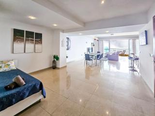 Large Seafront 3-Bedroom Apartment in Sliema with Stunning Views and Parking SV 5 - 9