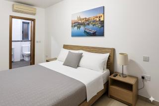 Large Seafront 3-Bedroom Apartment in Sliema with Stunning Views and Parking SV 5 - 4