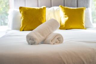 Spacious 4 Bed House sleeps 7 in Hoole - 7