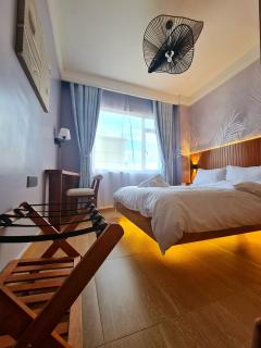 Cozy Top-Floor Apartment with Balcony & City Views near United Nations - 0