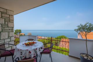 Apartment Crveni - a three bedroom apartment with a stunning sea view - 0