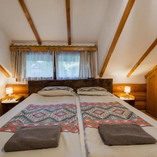 Casa de sub Sipote - 1