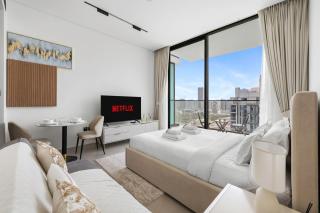 Chic Studio with Balcony, Gym & Pools in JVC - 9