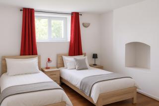 2 Bed Villa - Sleeps 7 - Private Garden - Parking - 4