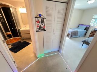 Twin or King bed w bath - 5