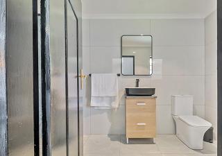 Pristine Modern Cottage with Tennis & Laundry - 1