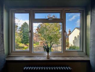 Charming Flat With Free Parking in Prime Location - 6