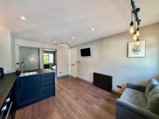 Charming Flat With Free Parking in Prime Location - 5