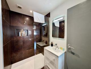 Charming Flat With Free Parking in Prime Location - 1