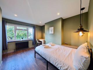 Charming Flat With Free Parking in Prime Location - 1