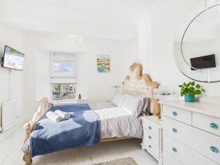 Harbour Haven Steps from Torquay Port - 4