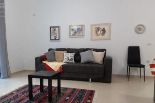 2 Bed Apt Sleeps 6 -Balcony - 5-Mins from seaside - 8