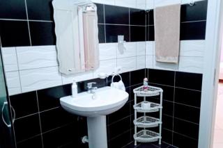 2 Bed Apt Sleeps 6 -Balcony - 5-Mins from seaside - 5