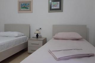 2 Bed Apt Sleeps 6 -Balcony - 5-Mins from seaside - 4