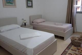 2 Bed Apt Sleeps 6 -Balcony - 5-Mins from seaside - 3