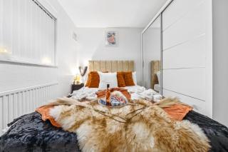 GroveHaus Modern & Spacious 4BR House By AltoLuxo Short Lets & Serviced Accommodation With Free WiFi & Parking - 6