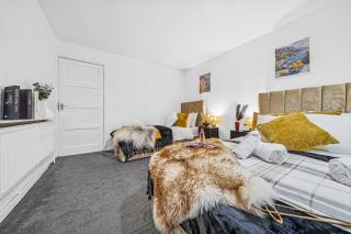 GroveHaus Modern & Spacious 4BR House By AltoLuxo Short Lets & Serviced Accommodation With Free WiFi & Parking - 2