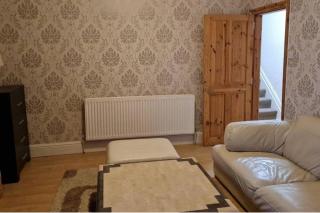 4 Bed House Sleeps 8 - Pet Friendly with Garden - 6