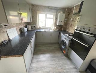 Spacious Double Room By Town Centre - 4