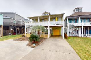 Retreat Steps to Beach Large Deck Family Fun - 8
