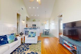 Retreat Steps to Beach Large Deck Family Fun - 6