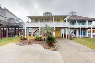 Retreat Steps to Beach Large Deck Family Fun - 5