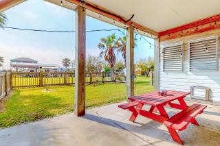 Crystal Beach 3BR Comfortable Home w/ Patio, Short Drive to Beach - 7