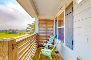 Crystal Beach 3BR Comfortable Home w/ Patio, Short Drive to Beach - 4