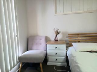 3mins walk to shopping centre city bus airport train station - 4