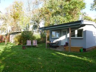 kleiner Holzbungalow Grundmann mit Naturgarten - 1