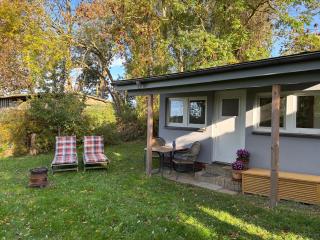 kleiner Holzbungalow Grundmann mit Naturgarten - 0