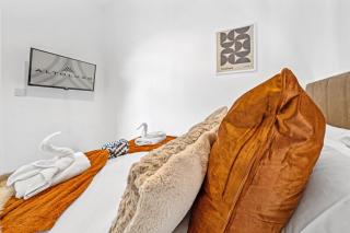 Clover House Stunning Cosy Cottage 3BR By AltoLuxo Short Lets & Serviced Accommodation With Free WiFi & Parking - 5