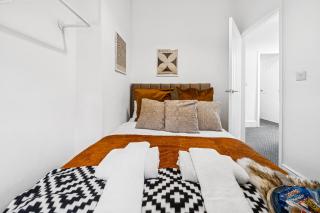 Clover House Stunning Cosy Cottage 3BR By AltoLuxo Short Lets & Serviced Accommodation With Free WiFi & Parking - 4