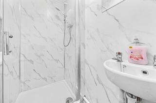 Clover House Stunning Cosy Cottage 3BR By AltoLuxo Short Lets & Serviced Accommodation With Free WiFi & Parking - 2