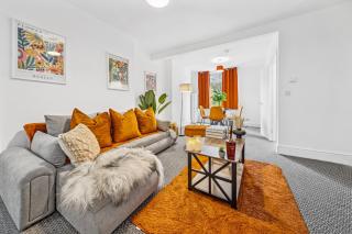 Clover House Stunning Cosy Cottage 3BR By AltoLuxo Short Lets & Serviced Accommodation With Free WiFi & Parking - 1