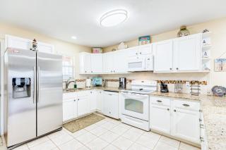 Retreat Steps to Beach Group Ready Sleeps 8 - 4