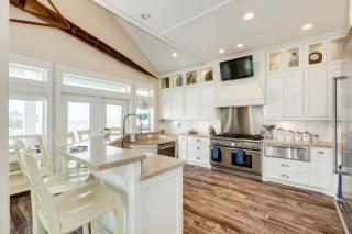 Exclusive Pool Gulf Views Modern Cargo Lift - 1