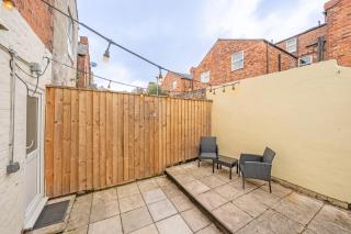 Spacious 4 Bed House sleeps 7 in Hoole - 1