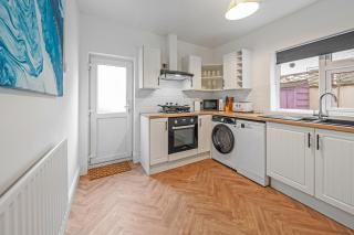 Spacious 4 Bed House sleeps 7 in Hoole - 4