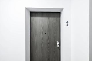 Metropolitan Spacious Retreat - Balcony and View - 9