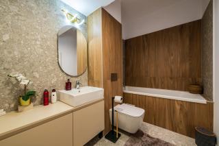 Metropolitan Spacious Retreat - Balcony and View - 6