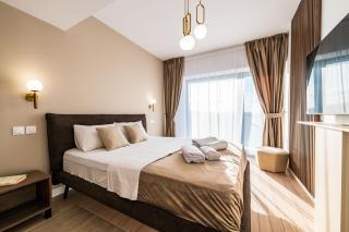 Metropolitan Spacious Retreat - Balcony and View - 5