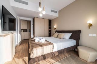 Metropolitan Spacious Retreat - Balcony and View - 2