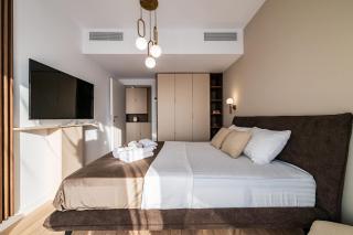 Metropolitan Spacious Retreat - Balcony and View - 3